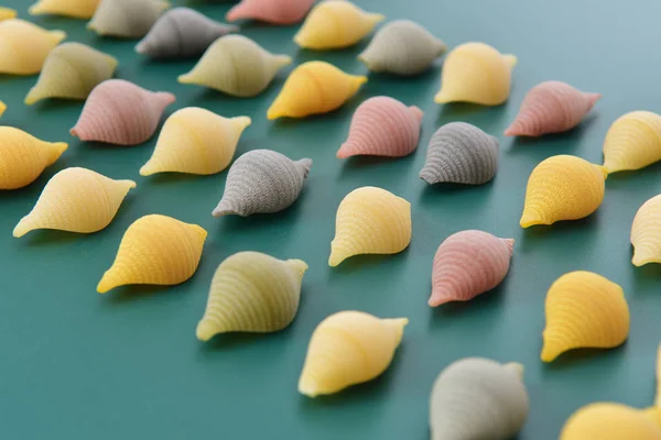 Pasta Conchiglie Grön Bakgrund — Stockfoto