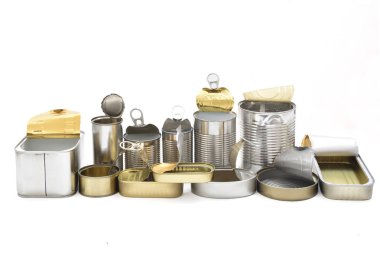  teneke üzerinde beyaz izole