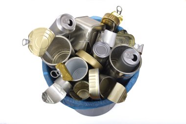 çöp tenekesi (konserve yiyecek ve içecek) beyaz kutular dolu