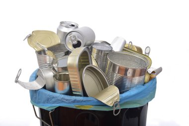 çöp tenekesi (konserve yiyecek ve içecek) beyaz kutular dolu