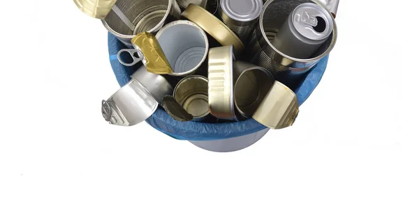 垃圾桶 锡罐食品和饮料 的顶部视图充满了罐在白色 — 图库照片