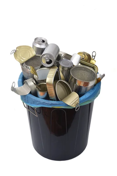 垃圾桶 锡罐食品和饮料 充满了罐在白色 — 图库照片
