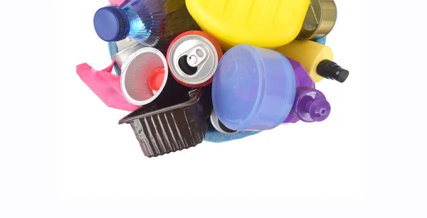 回收塑料容器和锡罐在白色背景 — 图库照片