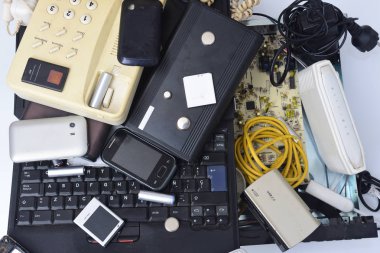 E-atık beyaz izole