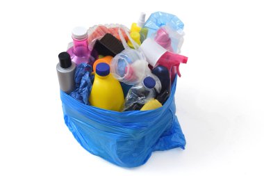 plastik çöp üzerinde beyaz izole