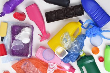 plastik çöp üzerinde beyaz izole