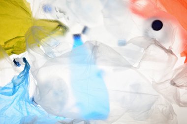 Plastik torbalar ve şişeler