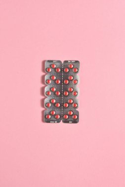 pembe bir arka plan üzerinde kırmızı hapları