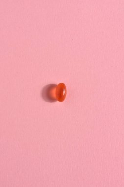 jelatin kapsül pill pembe üzerinde