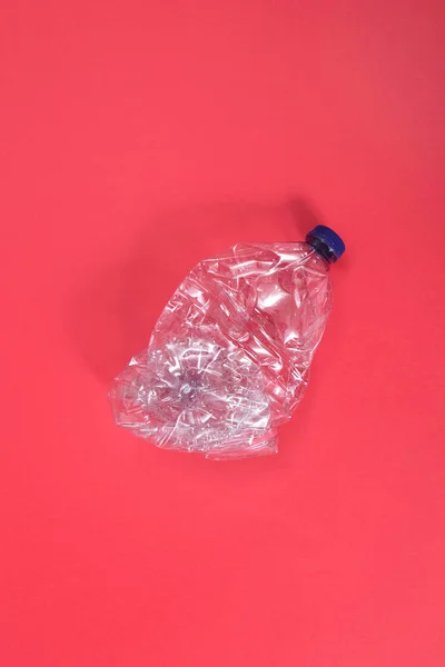 Bottiglia Plastica Deformata Sfondo Rosso — Foto Stock