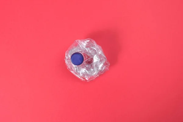 Deformierte Plastikflasche Auf Rotem Hintergrund — Stockfoto