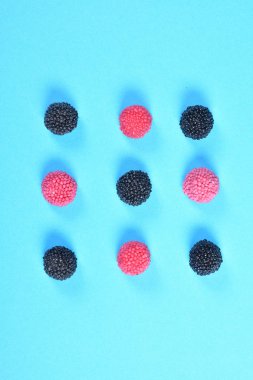 Grup böğürtlen jöleli şeker mavi zemin üzerine