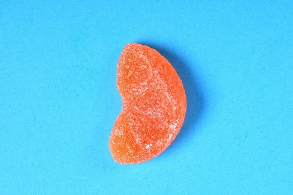 Orangengelee Bonbons auf blauem Hintergrund — Stockfoto