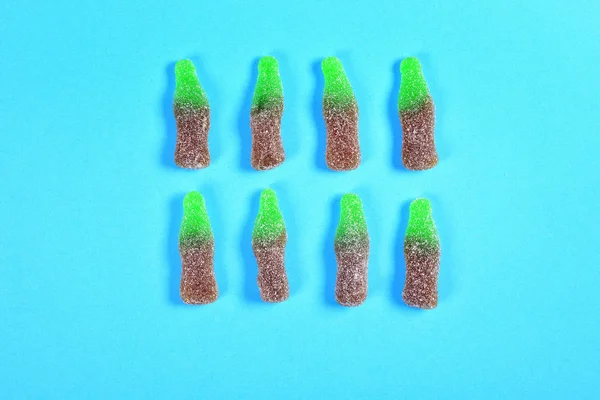 Csoport, a zselés cukorka koksz üveg-kék háttér — Stock Fotó