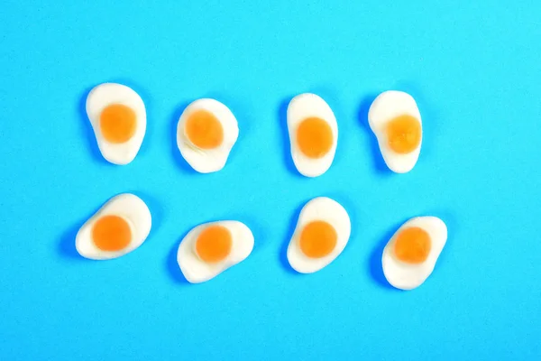 Grupa z jajkiem sadzonym na niebieskim tle — Zdjęcie stockowe