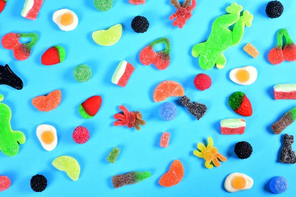 Bovenaanzicht van jelly snoepjes collectie op blauwe achtergrond — Stockfoto