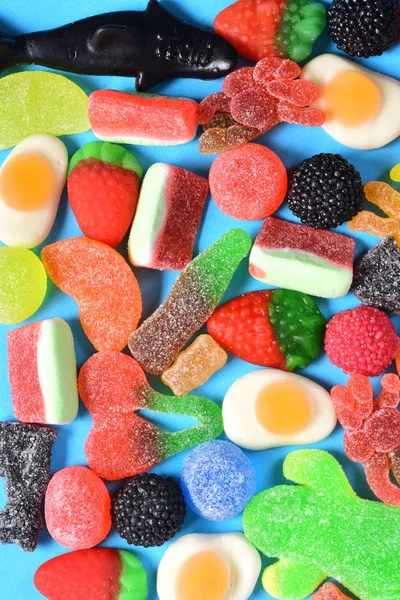 Bovenaanzicht van jelly snoepjes collectie op blauwe achtergrond — Stockfoto