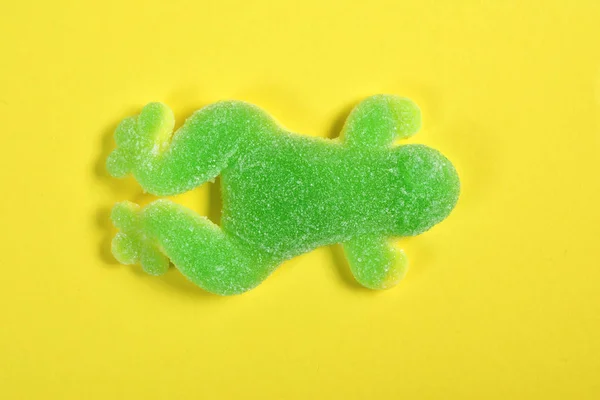 Kikker jelly candy op gele achtergrond — Stockfoto
