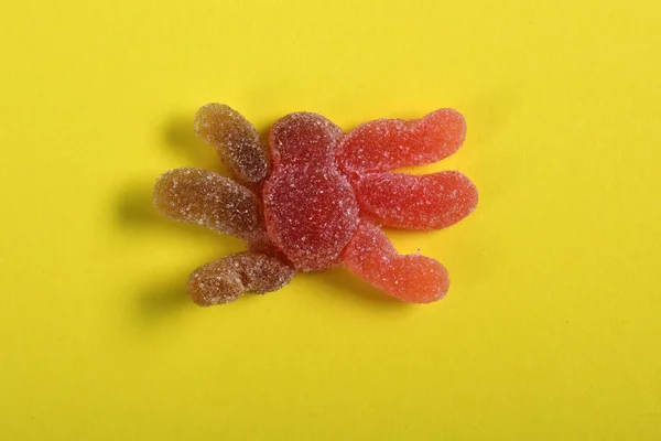 Spinnengelee Bonbons auf gelbem Hintergrund — Stockfoto