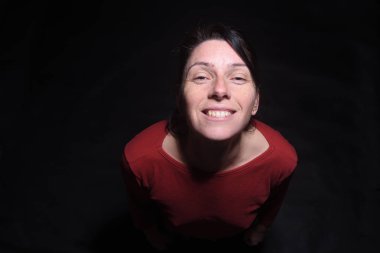 Orta yaşlı bir kadın üstten görünüm portresi