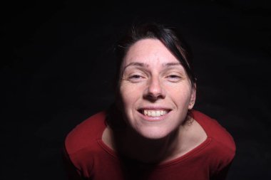 Orta yaşlı bir kadın üstten görünüm portresi