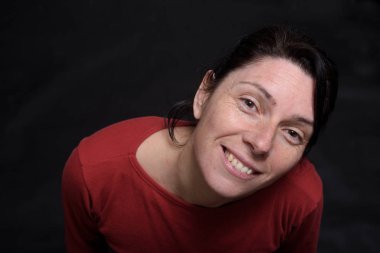 Orta yaşlı bir kadın üstten görünüm portresi