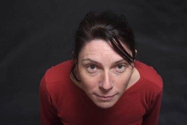 Orta yaşlı bir kadın üstten görünüm portresi