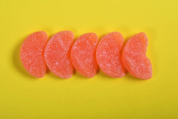 Группа конфет с желе кусок оранжевых бутылок с фруктами на желтый б — стоковое фото