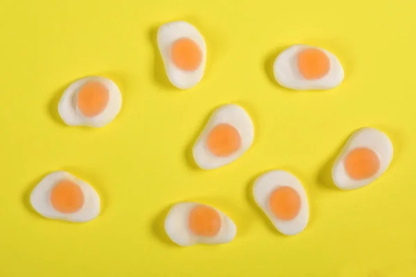 Grupo de huevo frito sobre fondo amarillo — Foto de Stock