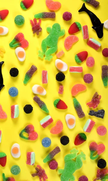 Vista superior da coleção de doces de geleia no fundo amarelo — Fotografia de Stock
