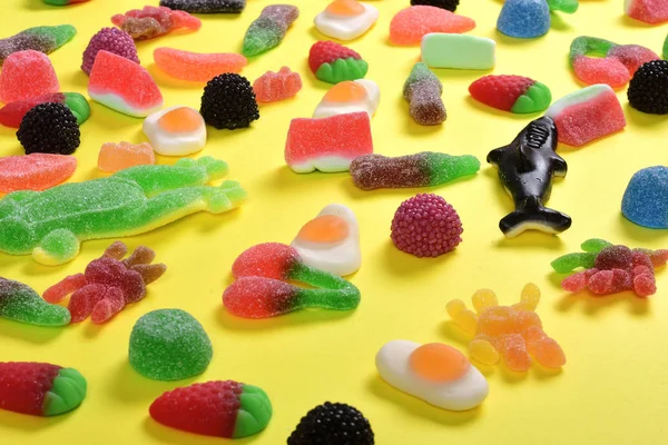Verhoogde weergave van jelly snoepjes collectie op gele achtergrond — Stockfoto