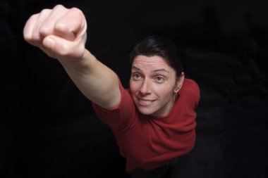 Süper kadın siyah arka plan üzerine