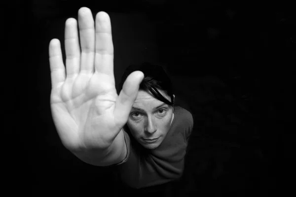 Mulher mão parar sinal no fundo preto — Fotografia de Stock
