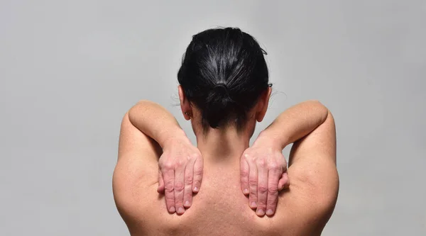 Middle-aged woman with shoulder pain — Stock Photo, Image