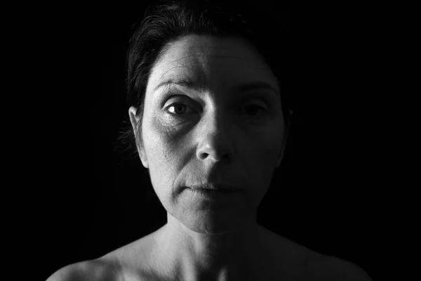 Портрет жінки середнього віку на чорному тлі — стокове фото