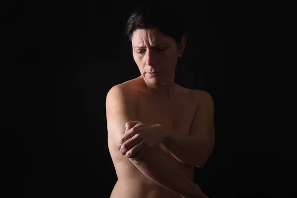Mulher de meia-idade com dor no ombro — Fotografia de Stock