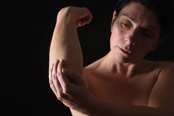 Žena středního věku s bolesti ramen — Stock fotografie