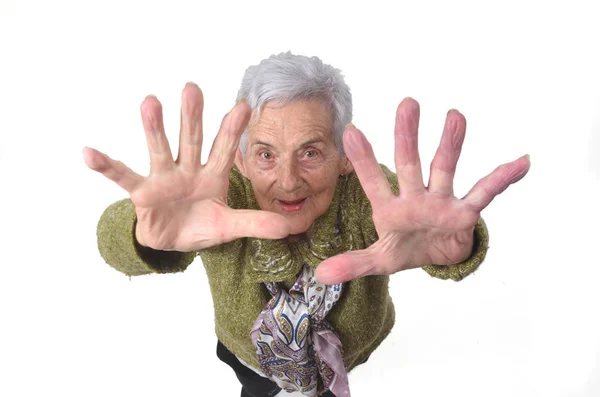 Retrato de las manos de mujer mayor sobre fondo blanco — Foto de Stock