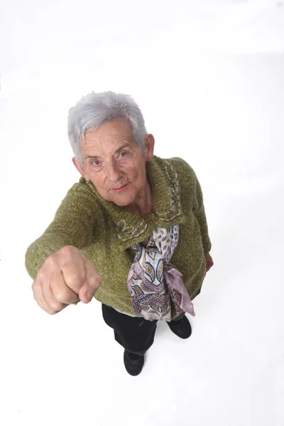 Senior kobieta z pięści na białym — Zdjęcie stockowe