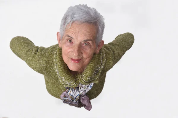 Stående vy från ovan med en äldre kvinna på vit bakgrund — Stockfoto