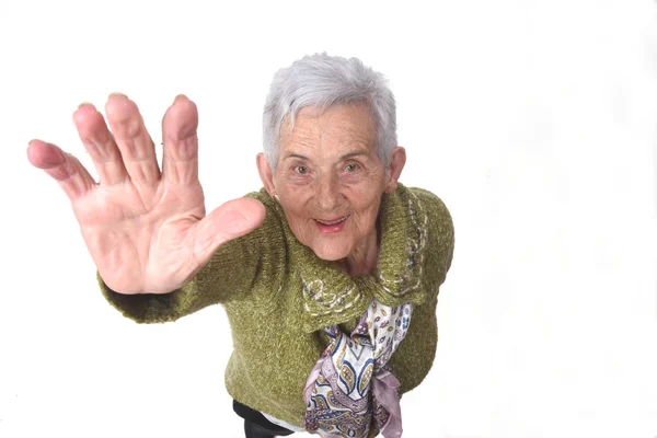 Portret van senior vrouw handen omhoog op witte achtergrond — Stockfoto