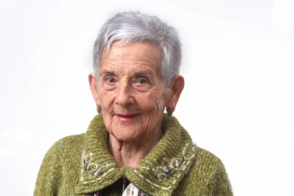 Porträtt av äldre kvinna på vit bakgrund — Stockfoto