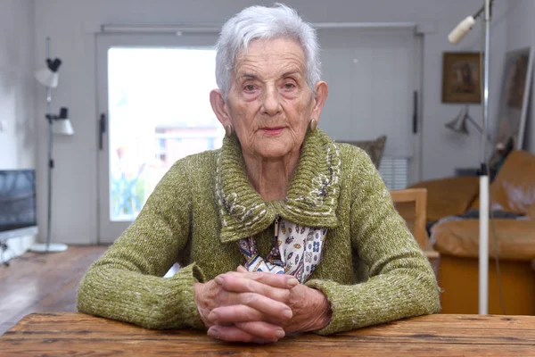 Porträtt av senior kvinna hemma — Stockfoto