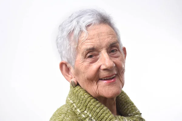 Портрет старшої жінки на білому тлі — стокове фото