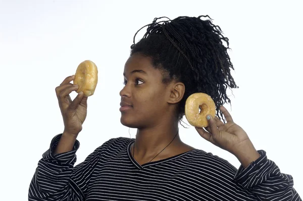 Menina adolescente brincando com um donut — Fotografia de Stock
