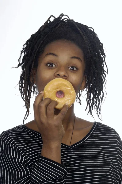 Menina adolescente brincando com um donut — Fotografia de Stock