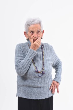 üst düzey kadın sahip şüpheler ve beyaz zemin üzerine sorular