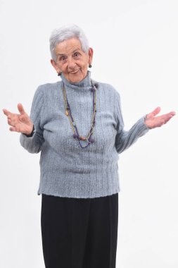 Beyaz arka plan üzerine açık elle üst düzey kadın