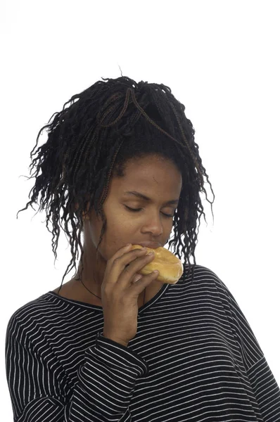 Menina adolescente brincando com um donut — Fotografia de Stock