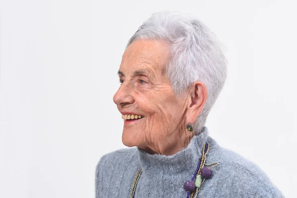 Ritratto di una donna anziana sorridente su sfondo bianco — Foto Stock